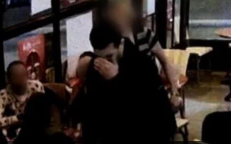 Atentate Paris. Momentul înfiorător în care unul din terorişti se aruncă în aer