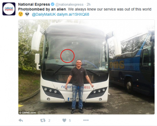 Un turist aflat în pelerinaj s-a pozat în faţa autocarului. A încremnit când s-a uitat atent la poză