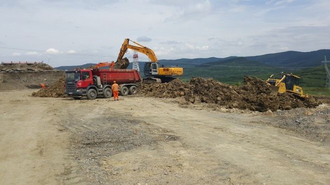 Lanţ uman pentru construcţia autostrăzii Craiova-Piteşti