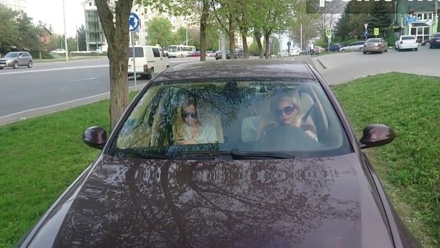 Imagini fabuloase! Două blonde din Chișinău, filmate cum merg cu BMW-ul pe trotuar