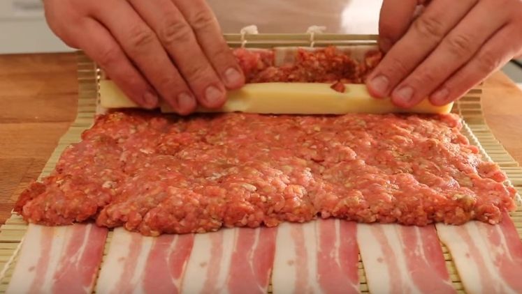 A rulat cascaval și carne tocată în fâșii de bacon. Rezultatul, de-a dreptul delicios