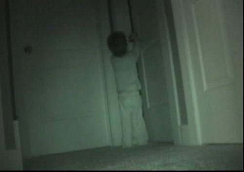 Se strecura noaptea în camera surorii sale, în liniște. Părinții l-au urmărit. Au rămas uimiți 