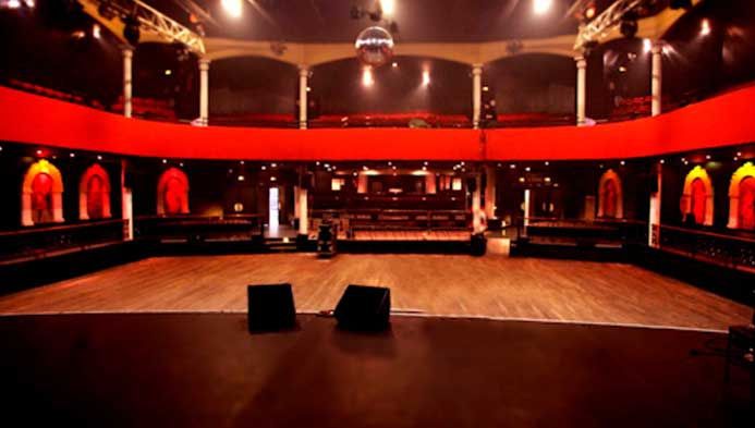 Atentatele de la Bataclan. Dialogul terifiant dintre terorişti şi victime: "Ridică-te sau te omor!"