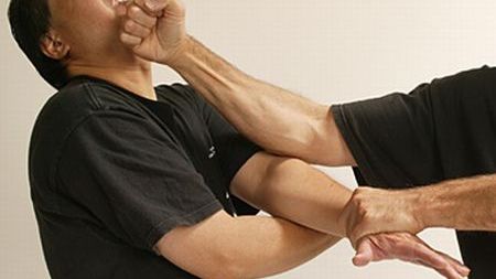 VIDEO. Bătaie ca în filme în plină stradă. De la ce a pornit cearta