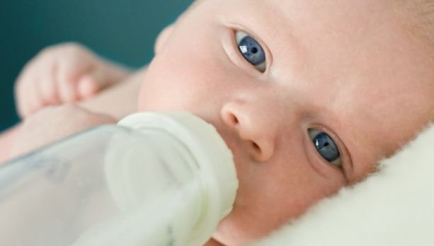 A cumpărat o cutie de lapte praf pentru bebeluşul ei. Când a dechis capacul, s-a îngrozit