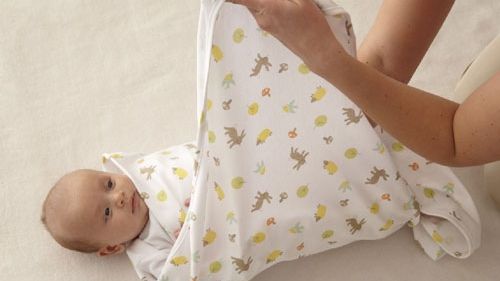 Îţi înfeşi bebeluşul? Iată la ce riscuri ai putea să-l expui. Avertismenul medicilor!