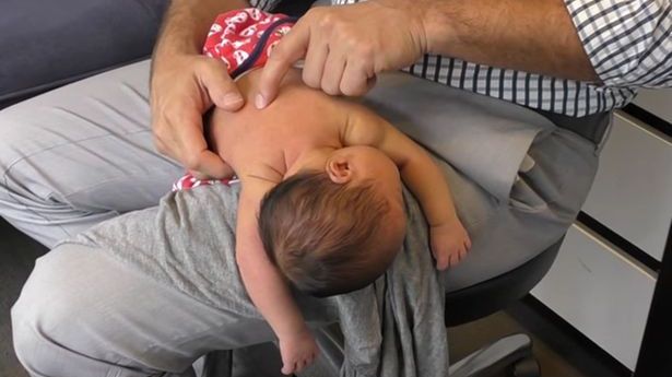 Copilul lor plângea încontinuu şi nu dormea. Când l-au dus la medic, au rămas înmărmuriţi