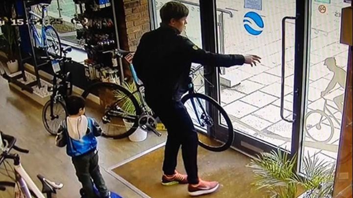 A furat o bicicletă dintr-un magazin. Câteva secunde mai târziu a descoperit ceva șocant la ea