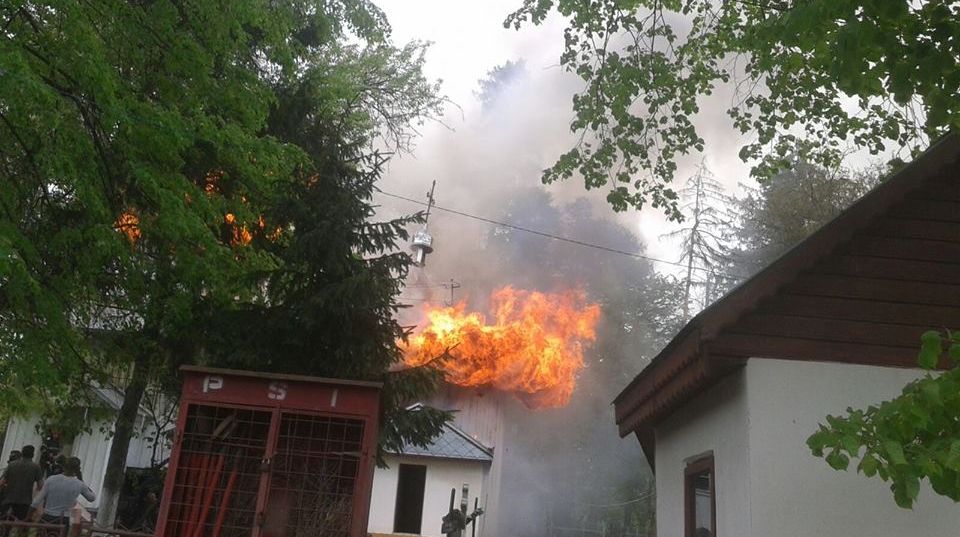 O biserică a fost cuprinsă de flăcări. Lăcaşul de cult, aproape distrus