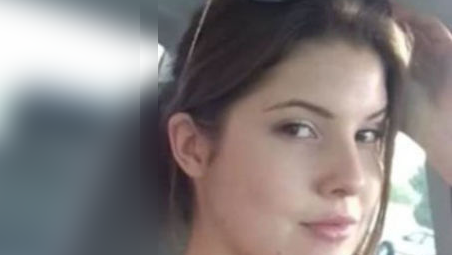 O brunetă sexy şi-a făcut selfie la volan. A descărcat poza, a realizat că a trecut pe lângă moarte