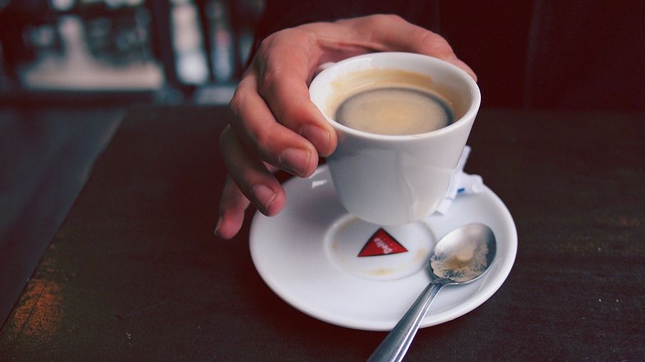 VIRAL: ce se întâmplă când un politician intră într-o cafenea. "Eşti un nenorocit, eşti o ruşine!"