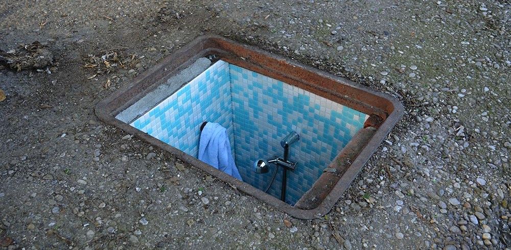 GALERIE FOTO. Canalele transformate în camere cochete pentru boschetari