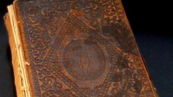 Un secret vechi de 80 de ani le-a dat ancheta peste cap. S-au crucit când au deschis cartea