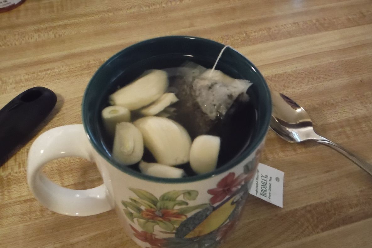 A băut în fiecare dimineaţă o cană de ceai de usturoi. Efectele au fost neaşteptate