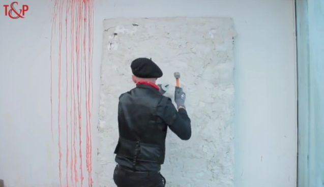 A luat un ciocan și a început să spargă peretele. După câteva minute... Rezultatul e uimitor!