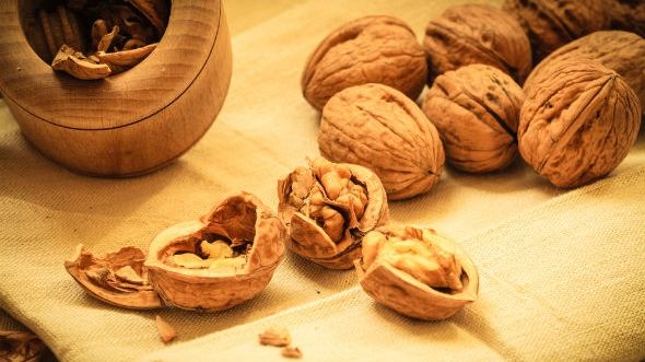 Efectul uluitor al ceaiului din coji de nuci pentru fumători 