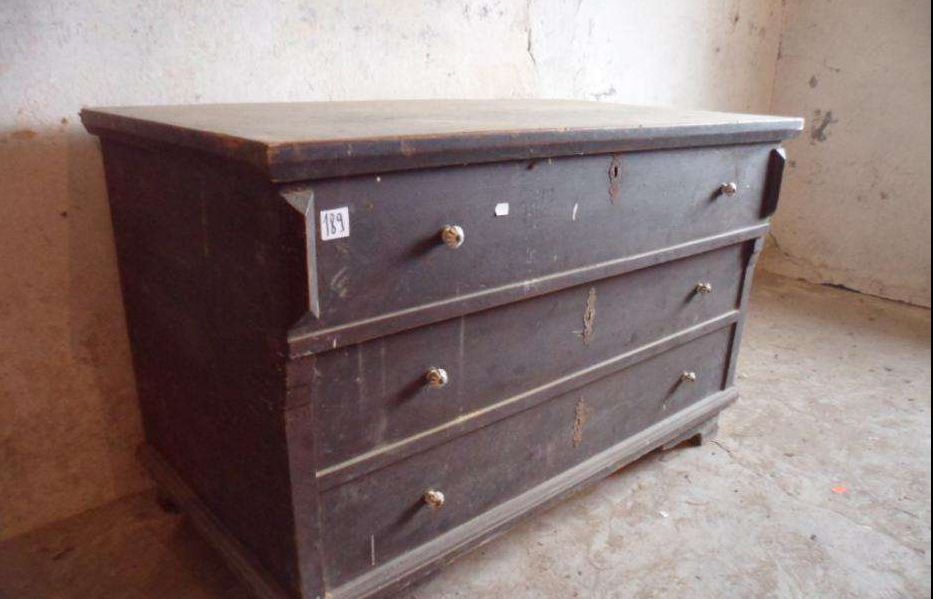 A cumpărat un dulap de la târgul de vechituri. Acasă i-a scos sertarul. Viața i s-a schimbat radical