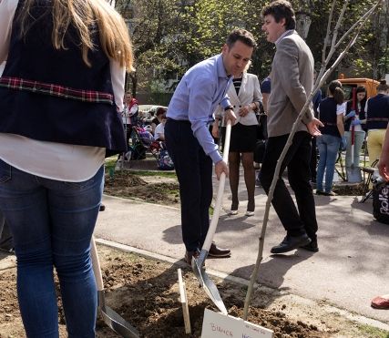 Robert Negoiţă și elevii şcolii gimnaziale "Nicolae Labiş" au plantat 20 de copaci într-un miniparc