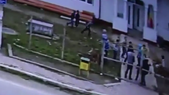 Copilul bătut cu pietre în curtea școlii a murit. El venise să ia de la sora lui cornul şi laptele