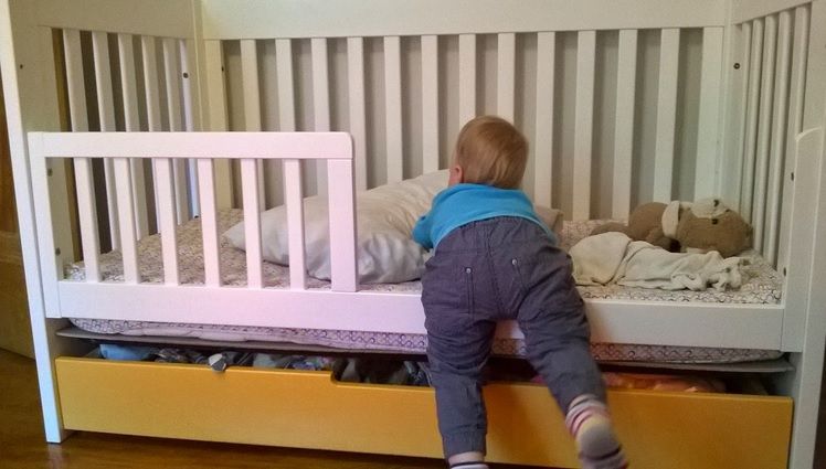 ULUITOR. O tânără dădacă, arestată. Ce făcea noaptea, în pat, cu copilul de care avea grijă