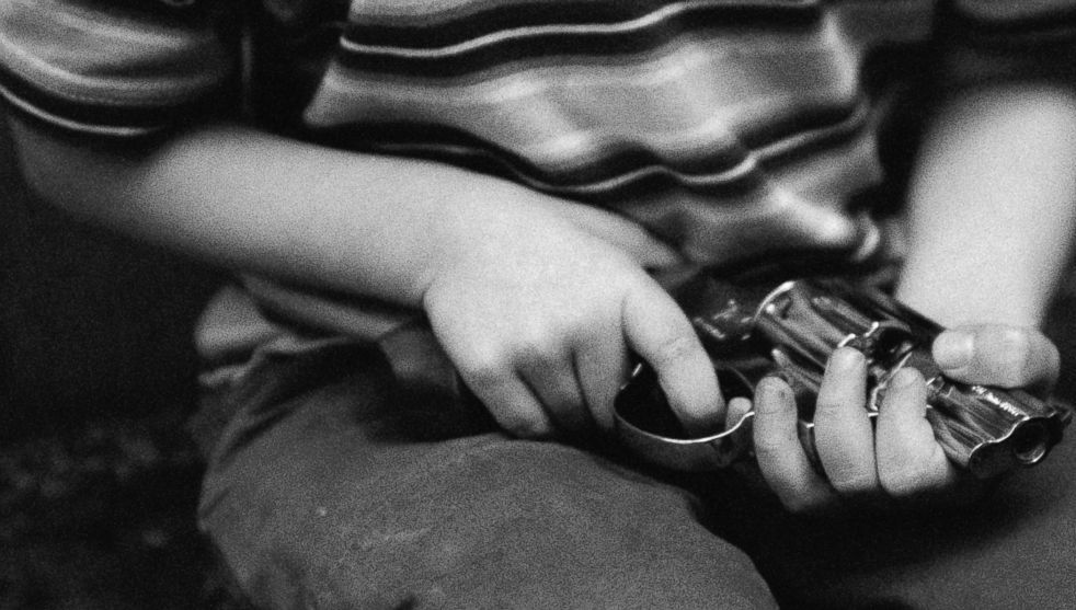 Tragic: un copil de doi ani şi-a împuşcat mortal mama. Cum a fost posibil