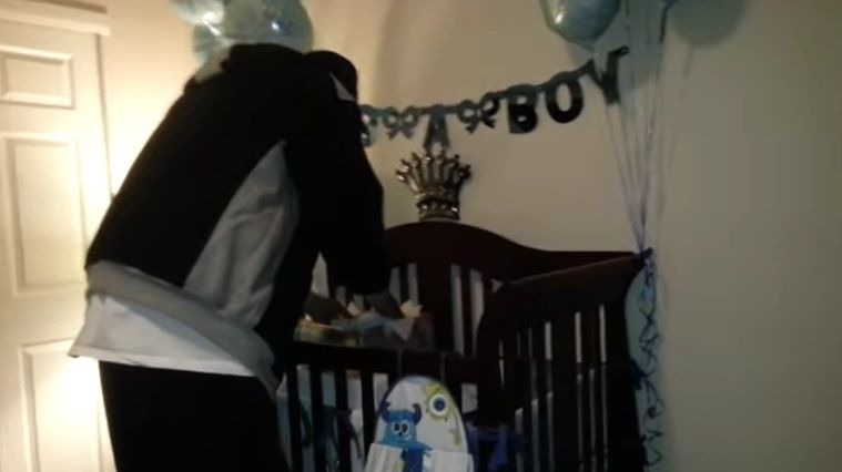 Şi-a văzut soţul aplecat peste pătuţul copilului. Când s-a întors, a îngheţat! 