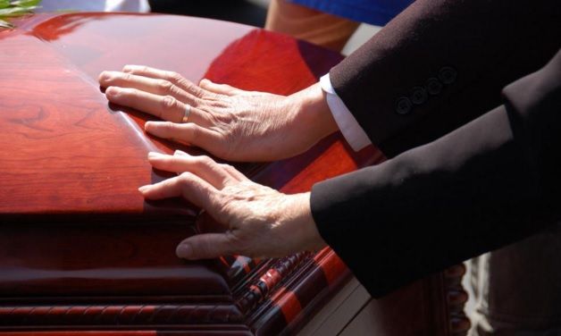 Întâmplare bizară la o înmormântare: o femeie beată s-a apropiat de sicriu şi a făcut ceva şocant!