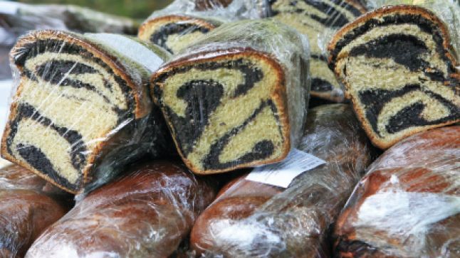 A cumpărat un cozonac din supermarket. Când a citit eticheta s-a îngrozit. Iată din ce era făcut!