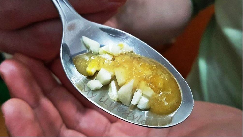 A mâncat în fiecare zi câte o lingură de miere cu usturoi. Rezultatele te vor face să încerci