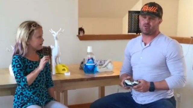 VIDEO. Cel mai inegenios tată. Iată cum îi scoate un dinte de lapte fetiţei lui