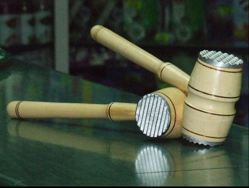 Incredibil! A bătut cu ciocanul de șnițele hoţul ce intrase peste ea în casă