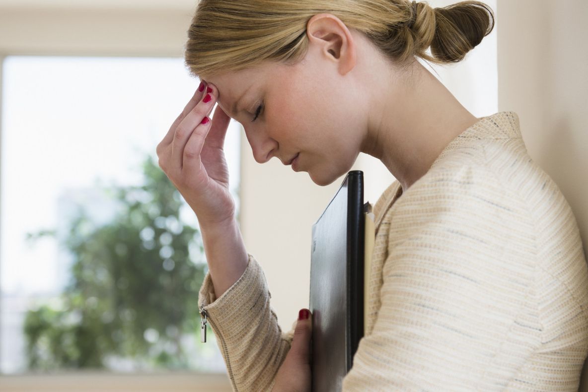 Cum scapi rapid de durerile de cap, cu usturoi sau lămâie. Efectele apar imediat!