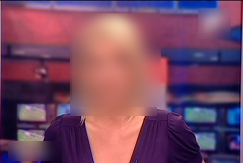 O frumoasă crainică TV din România a prezentat ştirile în costum de baie, aproape dezbrăcată