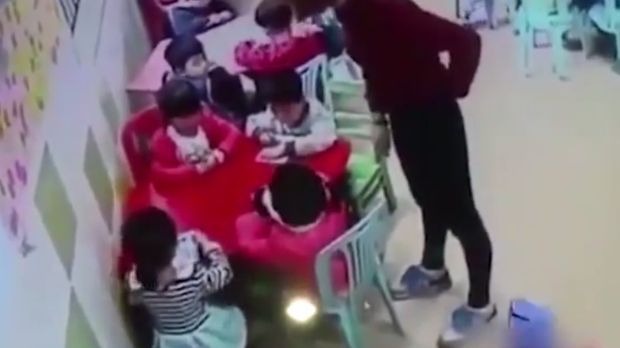 Ce a păţit o educatoare care bătea copiii, când a fost surprinsă de o bunică. VIDEO viral