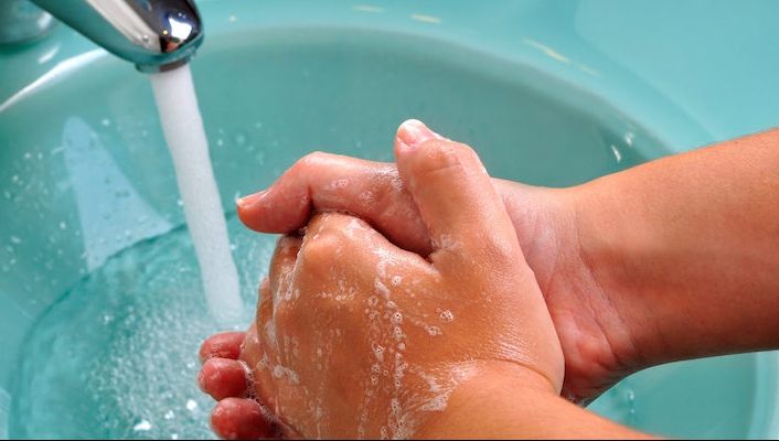 Toată viața te-ai spălat greșit pe mâini. Uite cum se face, de fapt! Puțini oameni cunosc asta