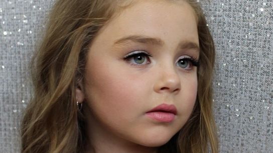 Filmuleţul care scandalizează internetul: cum au fost filmate câteva fetiţe mici - "Sunt talentate"