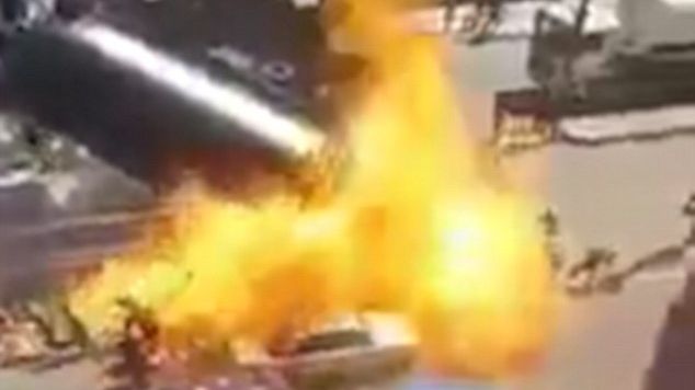 VIDEO ŞOCANT. O cisternă din care se fura gaz a sărit în aer. Oamenii din jur a fost cuprinşi de foc