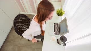 A comandat o pereche de ghete de pe internet. Ce a primit în colet o româncă FOTO