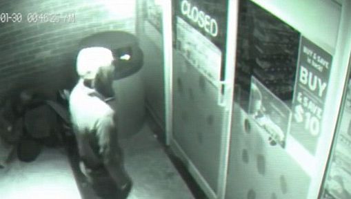 Imaginile care au isterizat Internetul. Un om misterios trece ca o fantomă prin ușile unui magazin