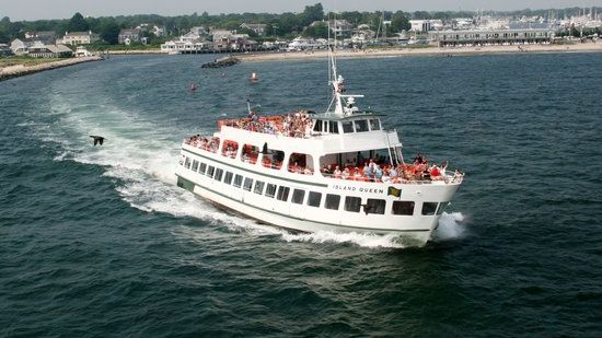 S-a aruncat în ocean pentru a prinde un feribot care tocmai părăsea portul. Motivul e halucinant