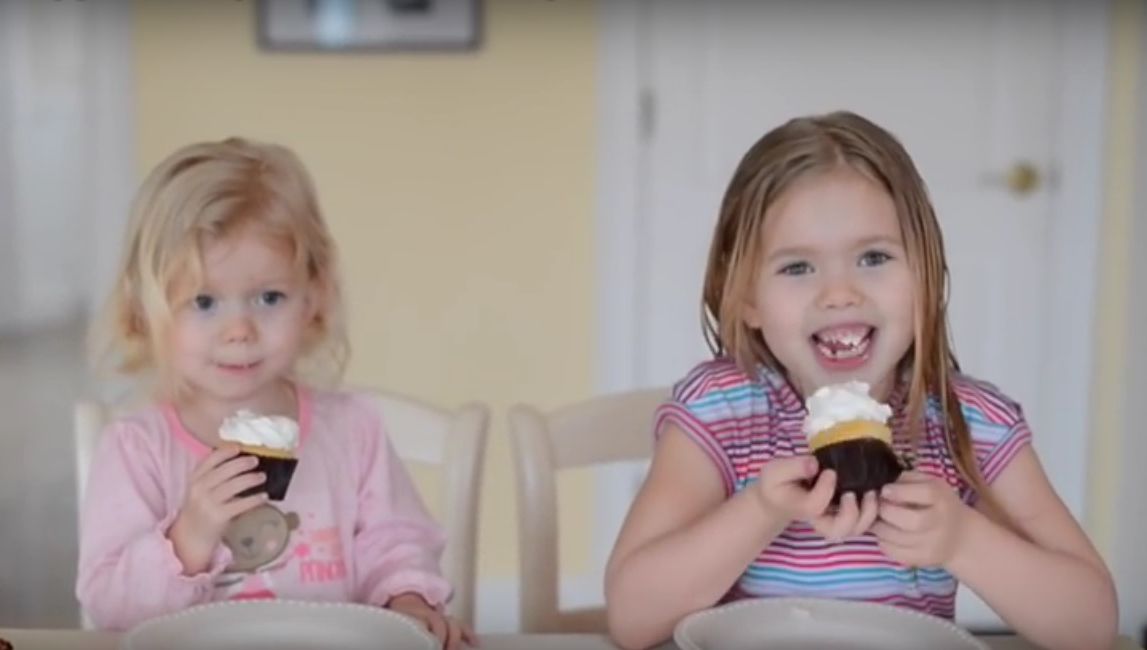 Cum reacţionează aceste fetiţe când află că vor avea un frăţior. Filmuleţul e adorabil!