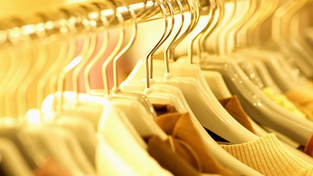 Pericolul de pe umeraş. Care sunt hainele care te îmbolnăvesc