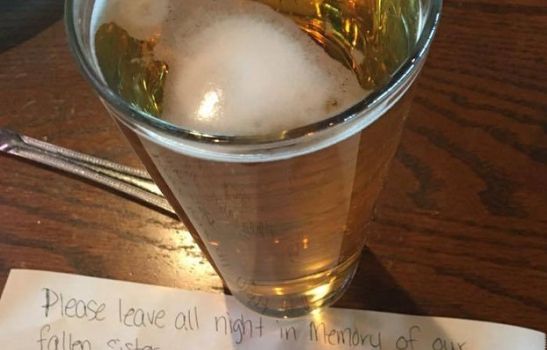 Au venit la restaurant, au comandat, dar nu au atins mâncarea. Au plătit și au lăsat un bilet șoc