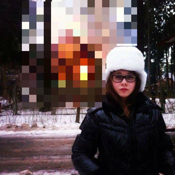 Fața impasibilă a acestei tinere nu lasă să se înțeleagă ce grozăvie se petrece în spatele ei