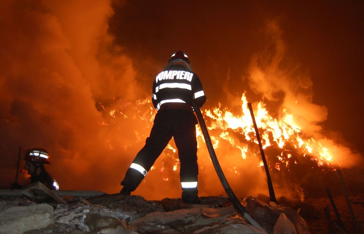 O biserica de lemn din Suceava, distrusă în urma unui incendiu puternic