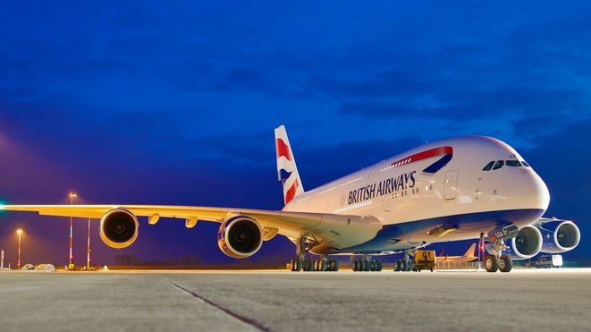 O presupusă dronă a lovit un avion la Aeroportul Heathrow, din Londra 