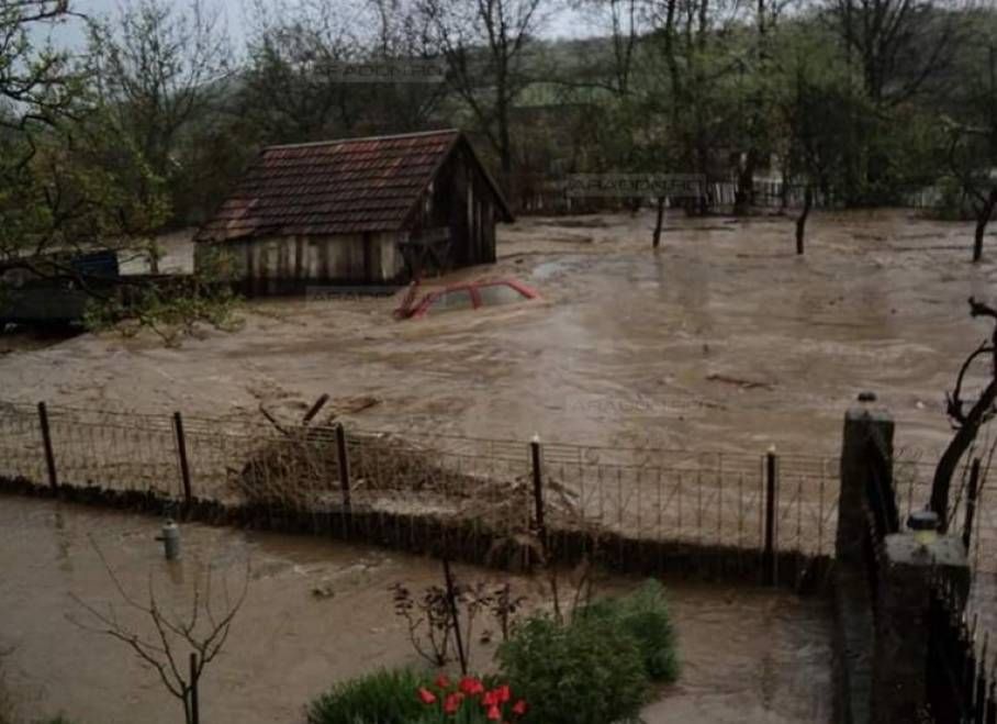 Avertizare meteo de ploi torenţiale. Imagini impresionante: inundaţiile fac prăpăd în ţară