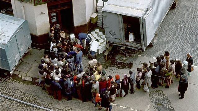 Paştele în România comunistă: amintiri cu miel de contrabandă şi copii vânaţi