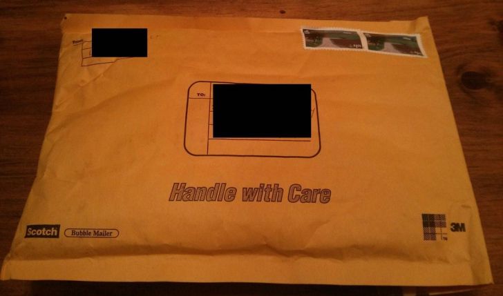 A primit acasă un colet misterios. A început să plângă când a văzut ce e în el