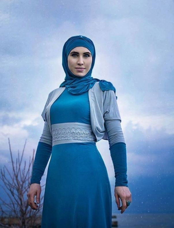 FOTO. A plănuit asasinarea lui Vladimir Putin. Lunestista musulmană care i-a cucerit pe ucraineni